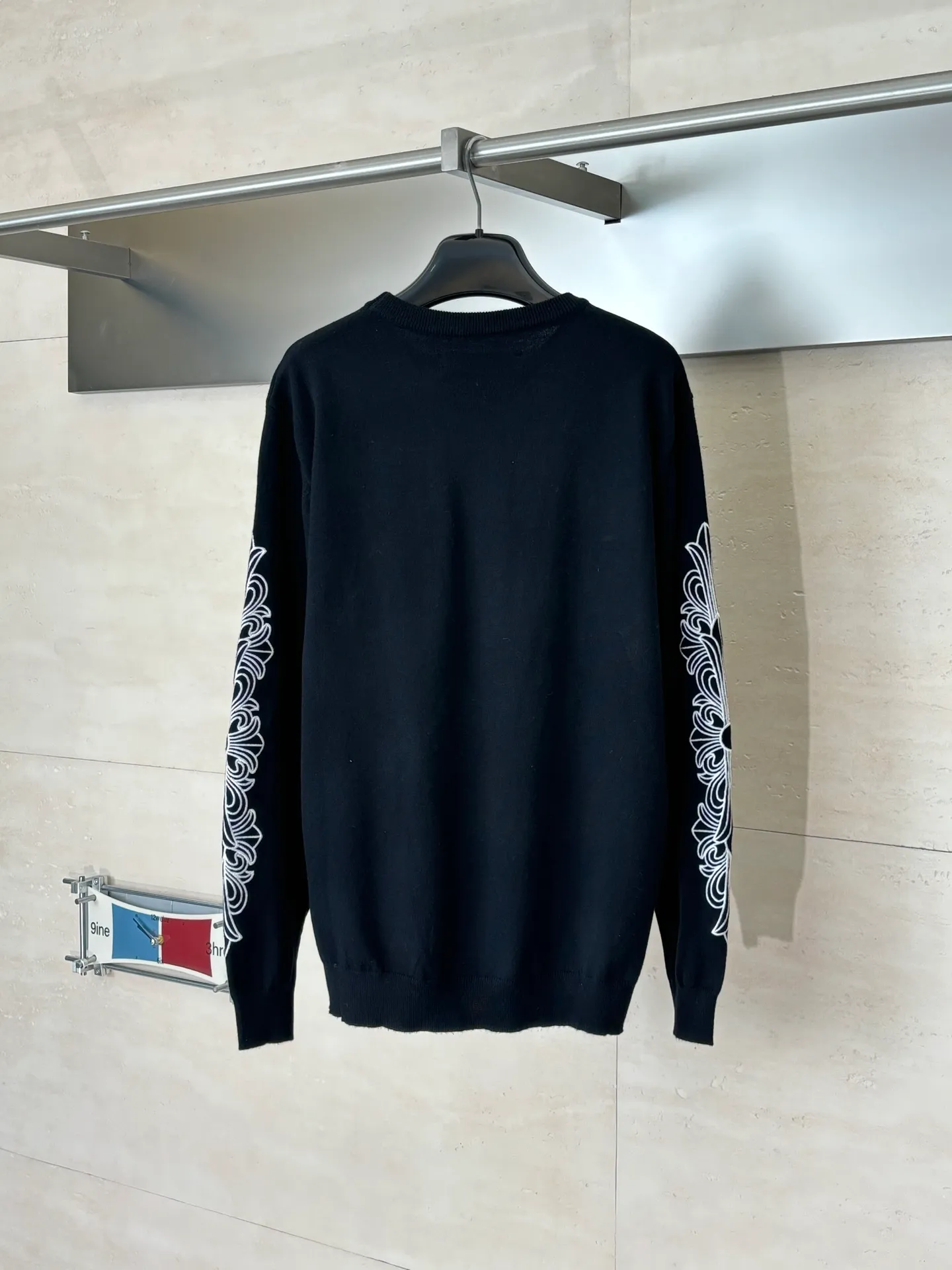 P450 Chrome Herat*/Chrome Heart FW25 cross-stitch scroll embroidered wool knitted sweater. High-quality wool and cashmere raw materials are selected and blended according to a certain proportion. Imported Behringer multi-head embroidery machine is used: it can embroider multiple identical or different patterns at the same time with high density and neat edges to ensure the accuracy and consistency of the embroidery patterns and avoid pattern dislocation or deformation.  Size：S/M/L/XL